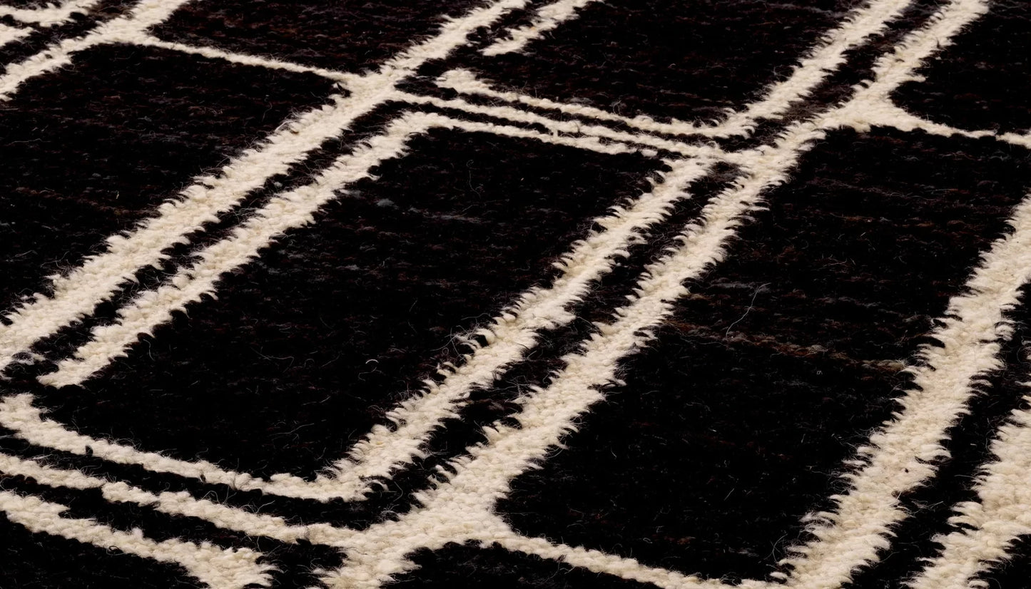 Vava 300 X 400cm Patterned Rug in Black & Ivory